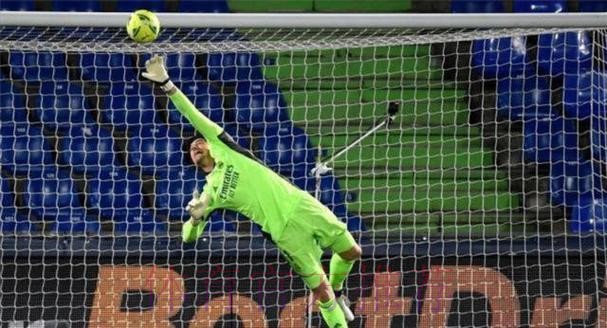 库尔图瓦本场9次扑救、预期扑出0.86球 获评8.9分